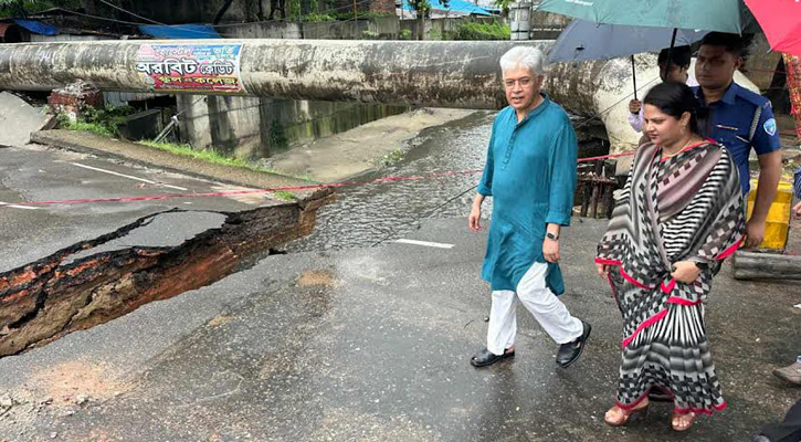 চট্রগ্রামে খালে ধসে পড়া সেতু পরিদর্শন করলেন শিল্প উপদেষ্টা